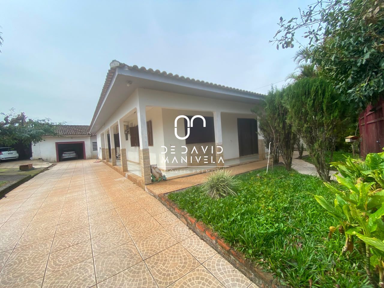 casa de 5 Dormitórios  sendo 1 suíte. Com 2 vagas de garagem