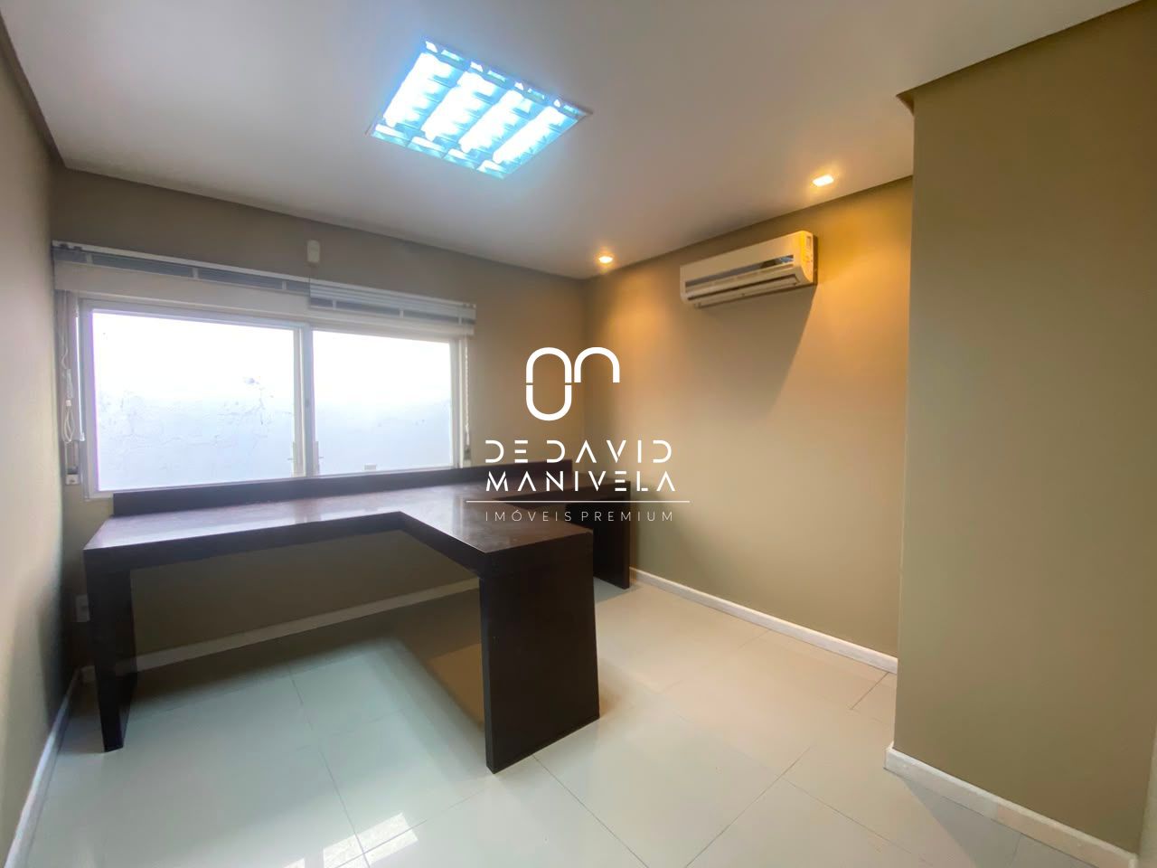 Casa comercial desocupada, semimobiliada, com 7 salas.