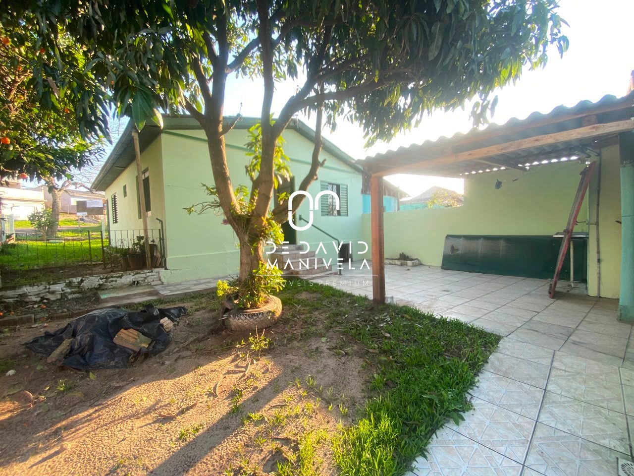 Casa no bairro tancredo neves, com 2 dormitórios, 1 vaga de 