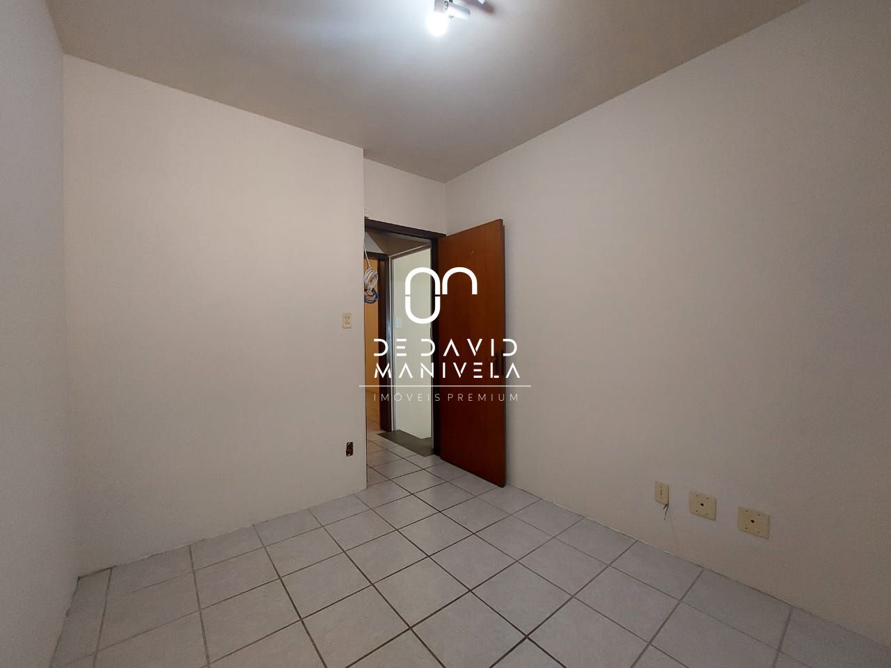 Sobrado dois quartos com móveis planejados.