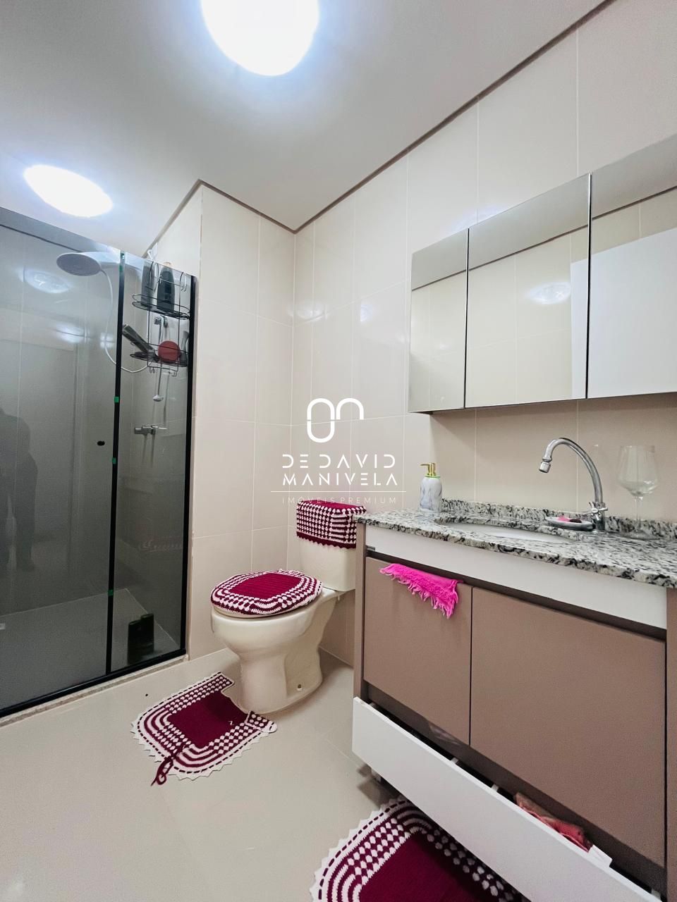 Apartamento 03 dormitorios com vaga de garagem.