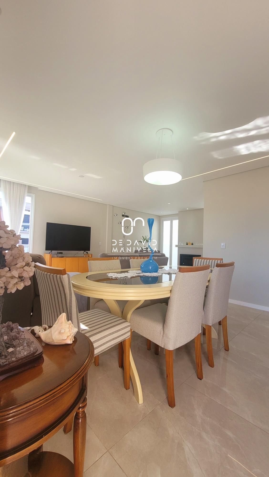 Com lareira em um living três ambientes, também conta com um