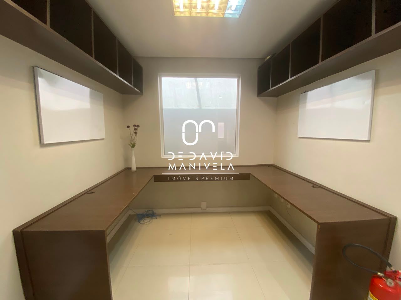 Casa comercial desocupada, semimobiliada, com 7 salas.