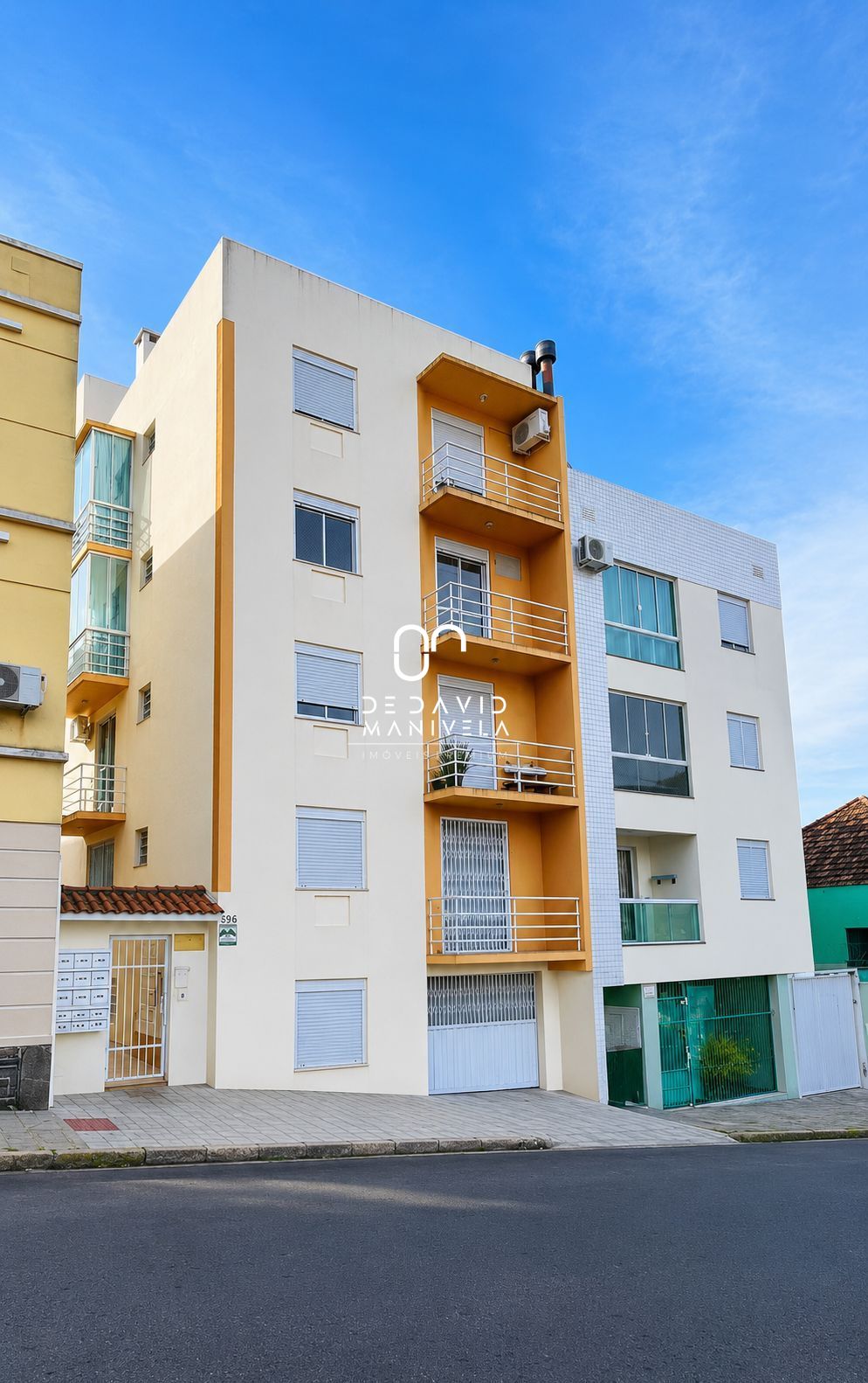 Apartamento central a venda, 2 dormitórios, sacada