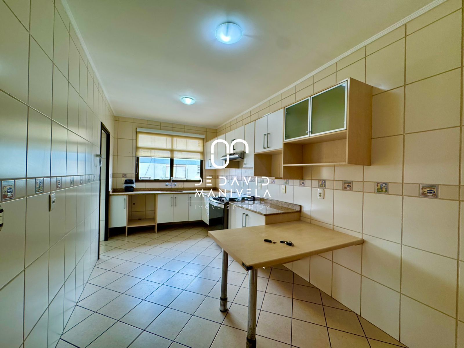 Apartamento semimobiliado, com 3 dormitórios, com 2 vagas de