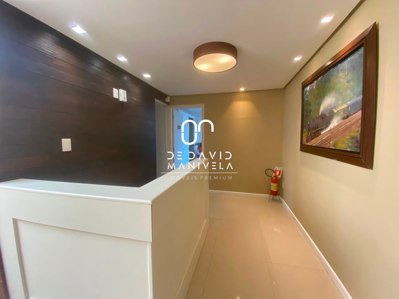 Casa comercial desocupada, semimobiliada, com 7 salas.
