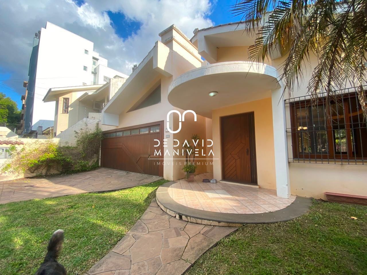 Casa com 4 dormitórios, 2 suítes, 2 vagas de garagem