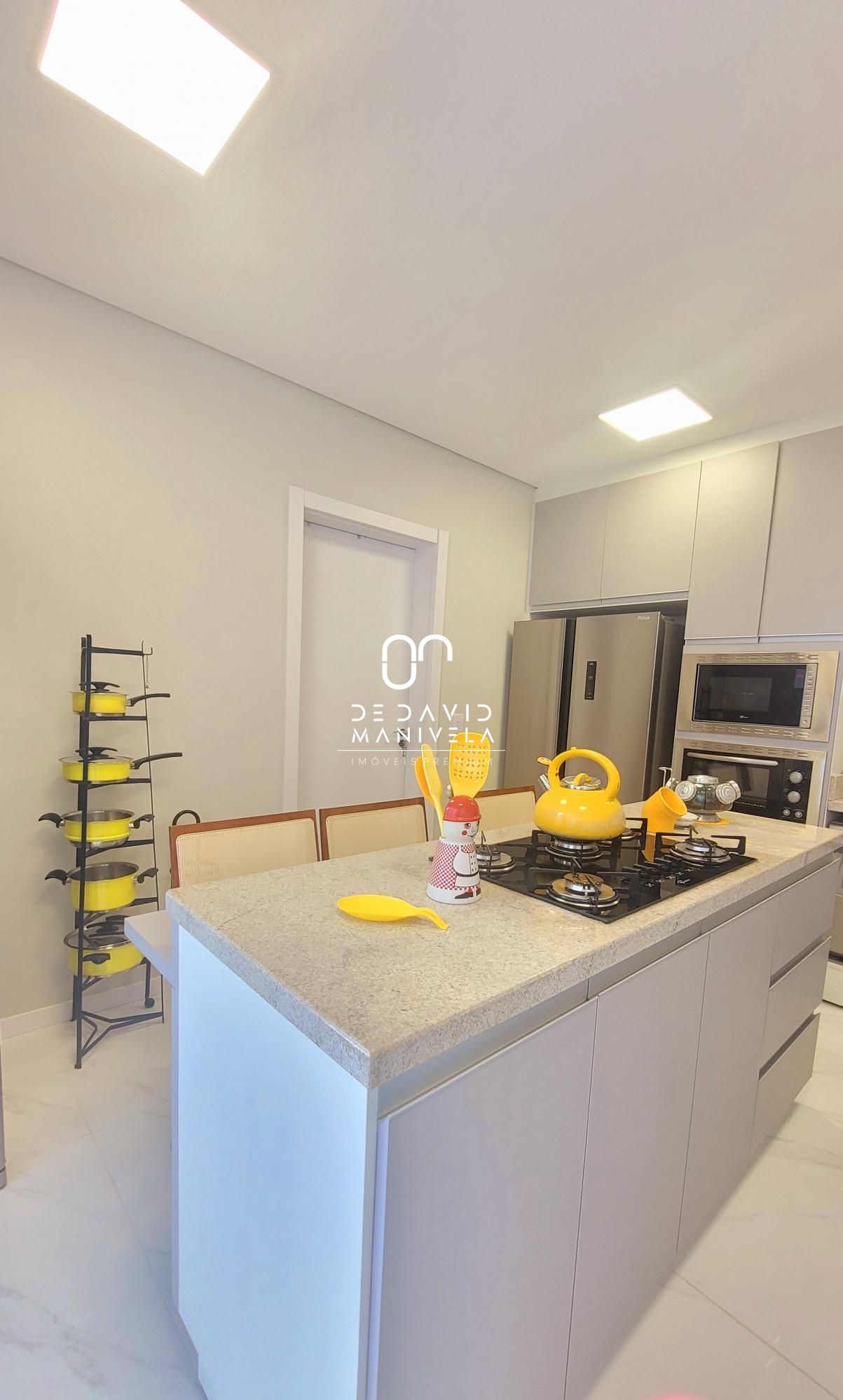 Com lareira em um living três ambientes, também conta com um