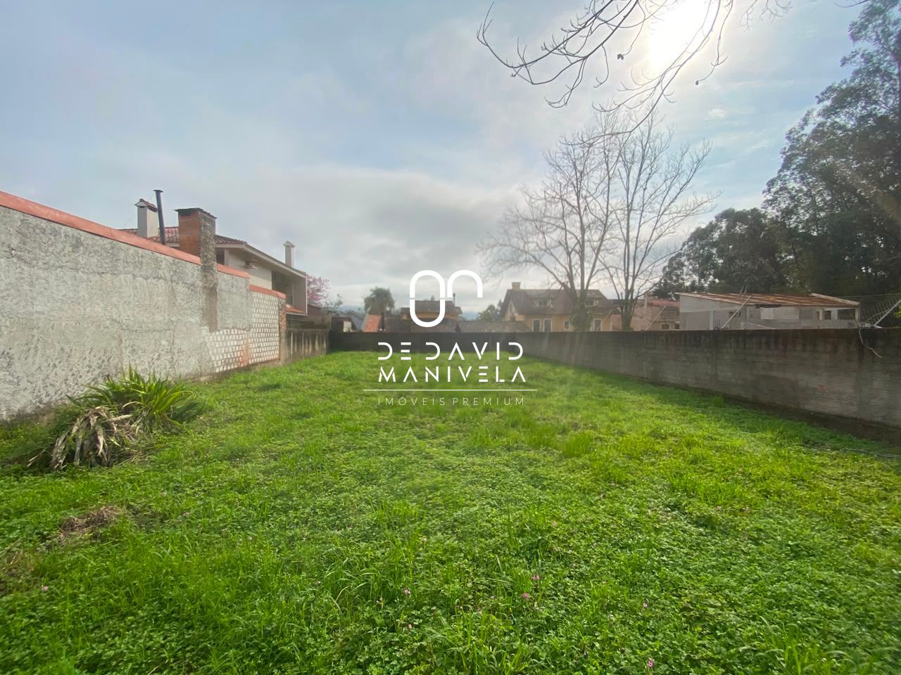 VENDE-SE TERRENO NO RESIDENCIAL JARDIM LINDÓIA