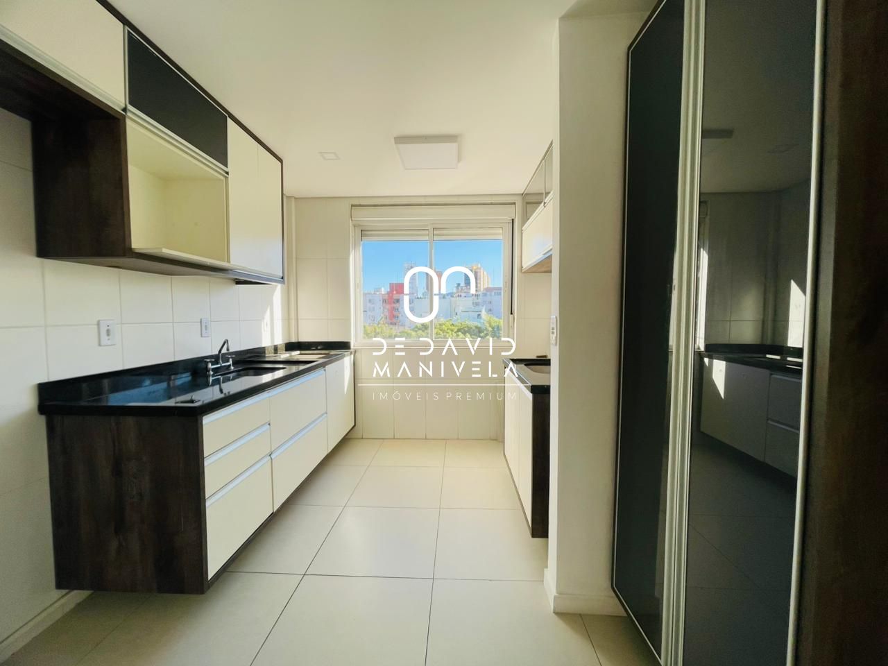 Cobertura central de 3 dormitórios, sendo 1 suíte, com pisci