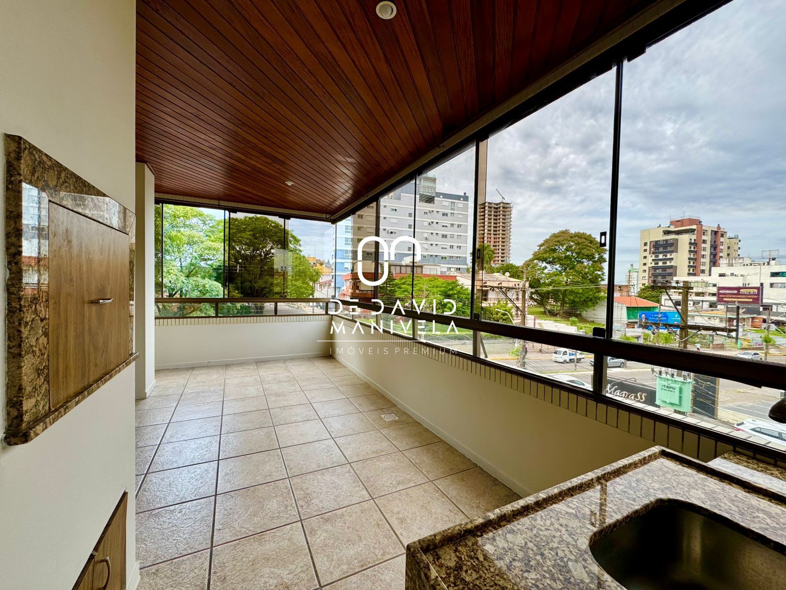 Apartamento semimobiliado, com 3 dormitórios, com 2 vagas de