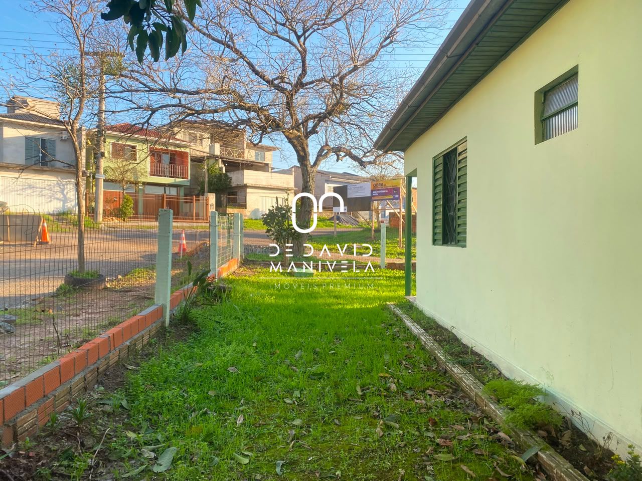Casa no bairro tancredo neves, com 2 dormitórios, 1 vaga de 