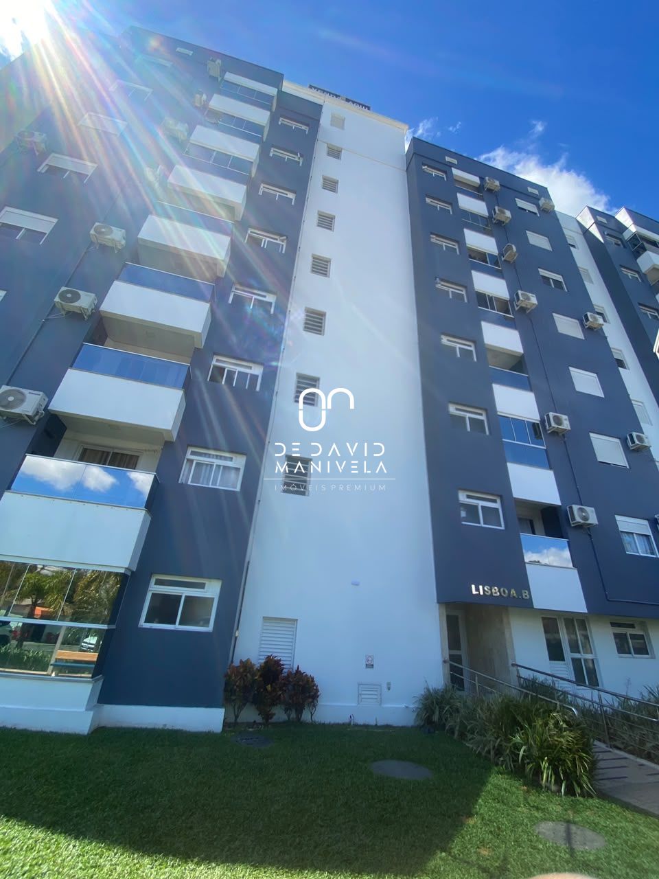 Apartamento semimobiliado Com 2 Dormitórios, sendo 1 suíte e 1 vaga de garagem