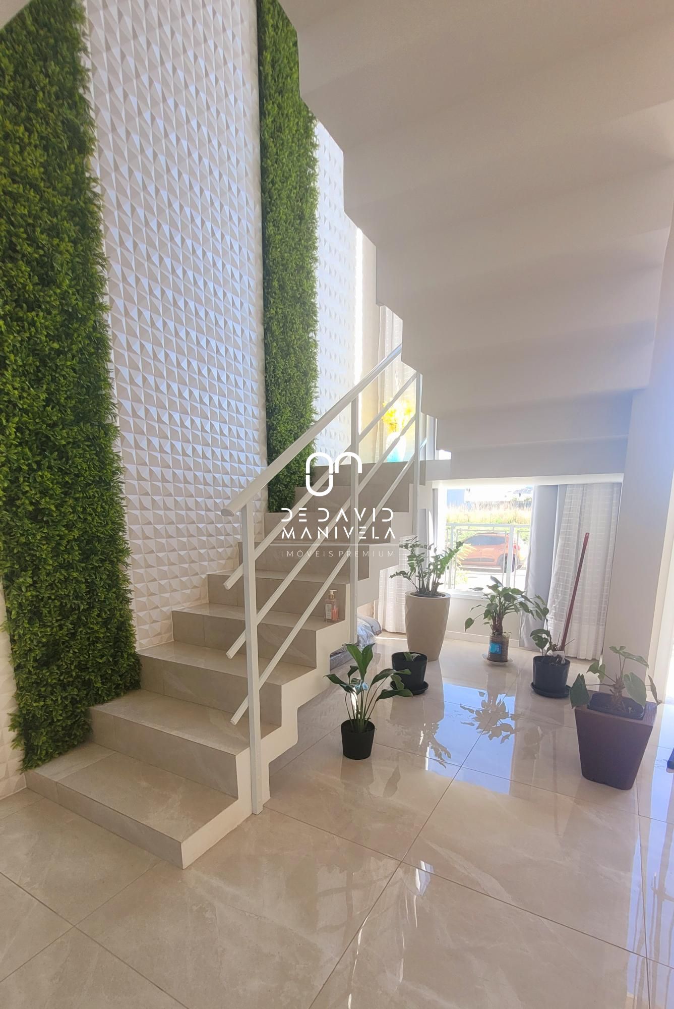 Com lareira em um living três ambientes, também conta com um