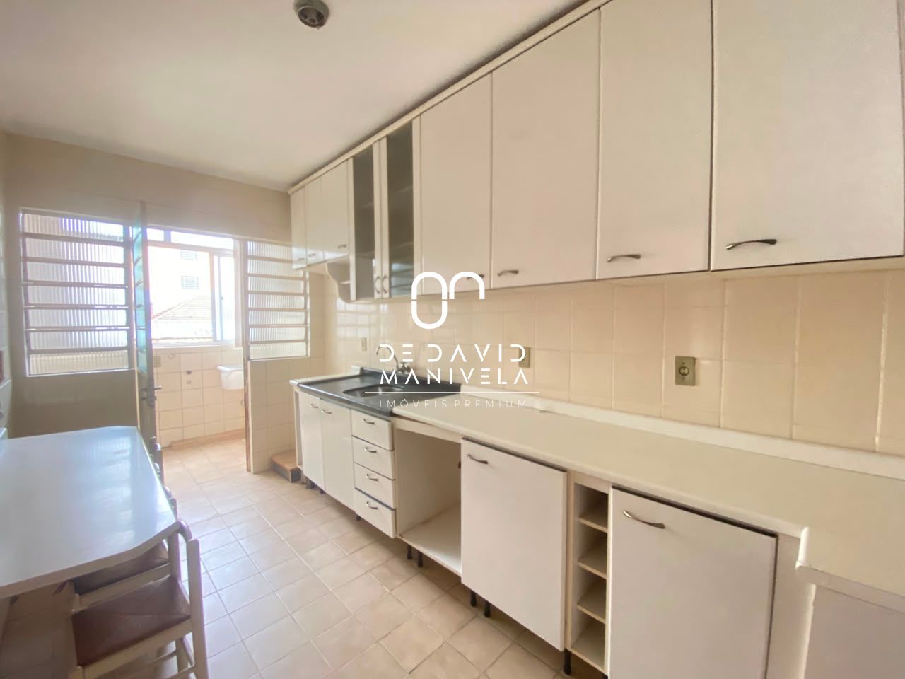 Apartamento semimobiliado com 2 dormitórios