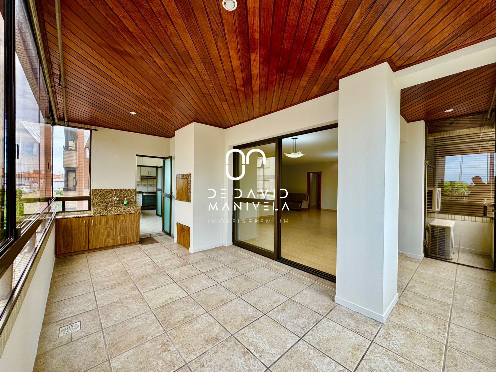 Apartamento semimobiliado, com 3 dormitórios, com 2 vagas de