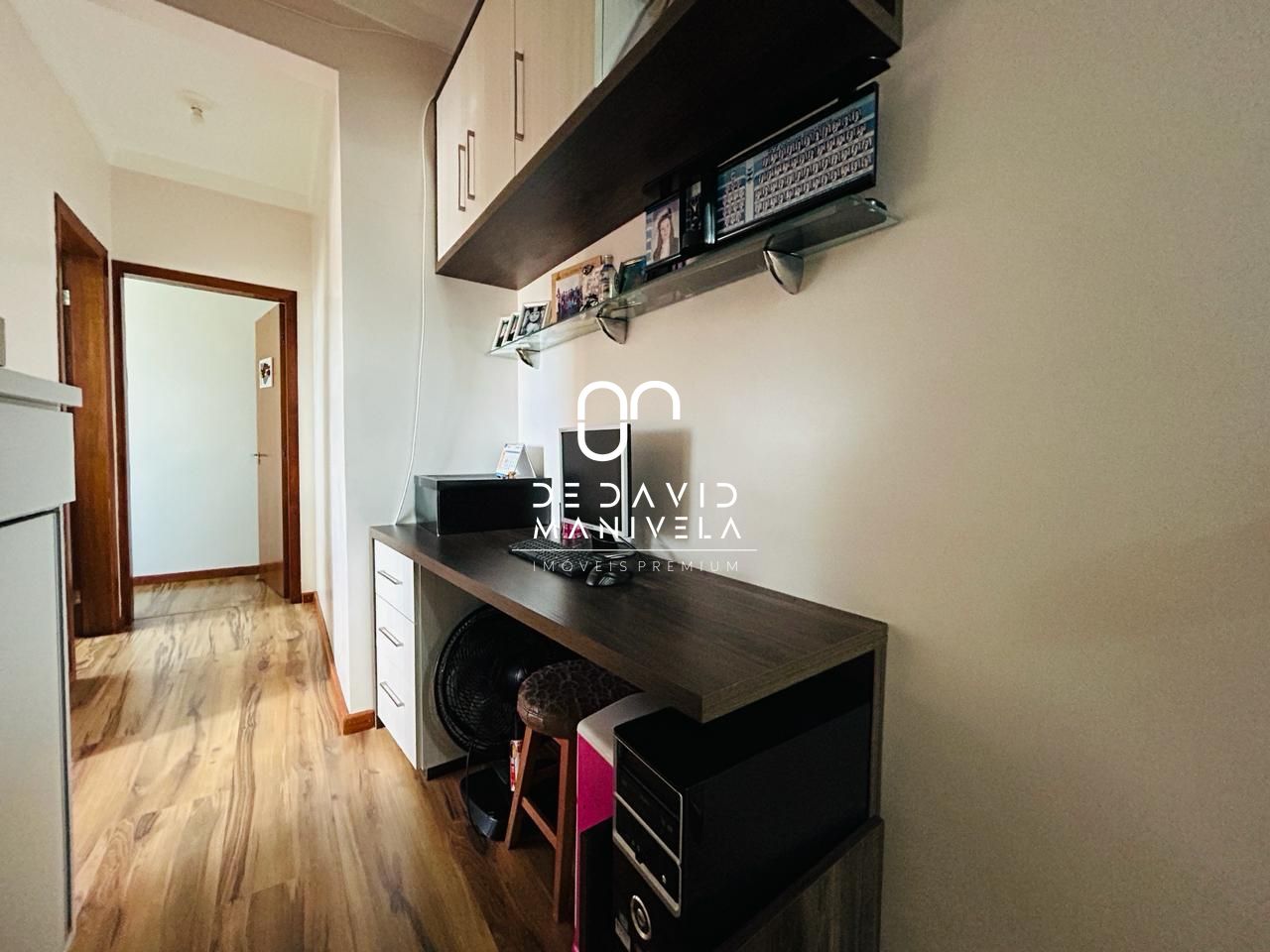 Apartamento semimobiliado 03 dormitórios (sendo 01 suíte) co