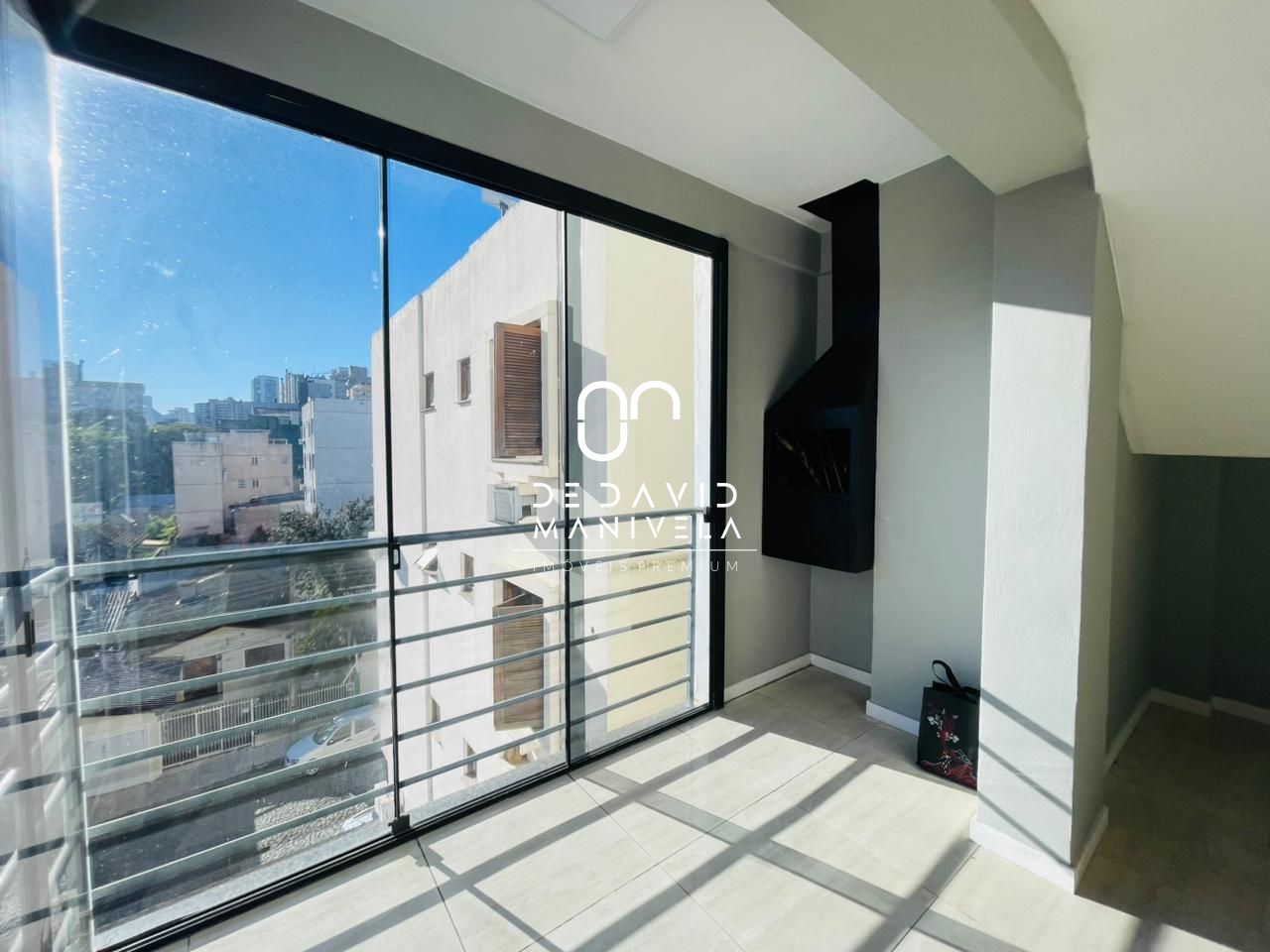 Cobertura central de 3 dormitórios, sendo 1 suíte, com pisci