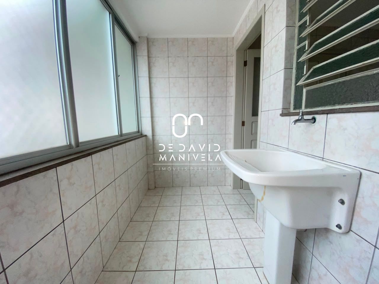 Apartamento com 2 dormitórios e 1 vaga de garagem no bairro 