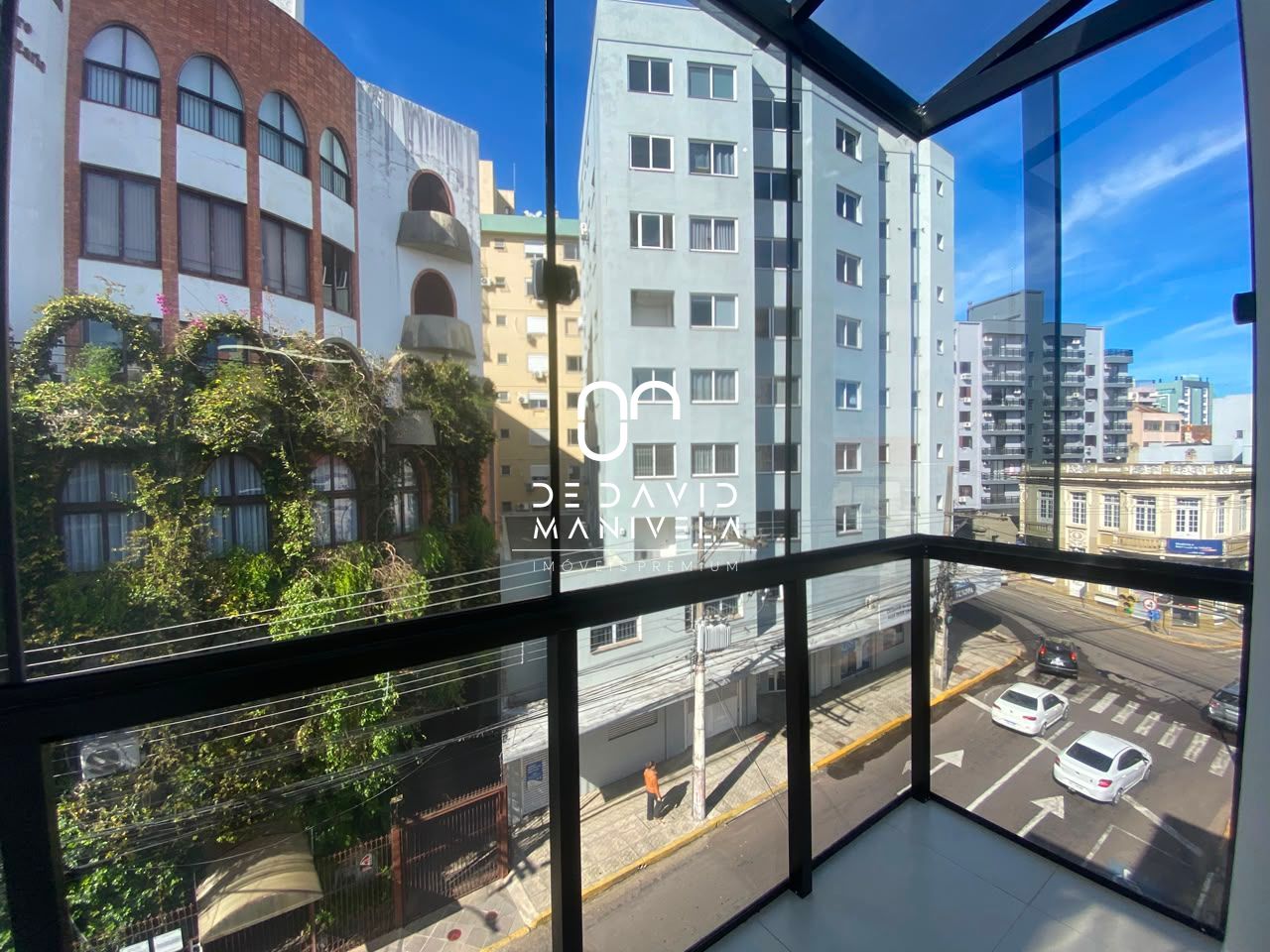 Apartamento semimobiliado com 2 dormitórios localizado no ba