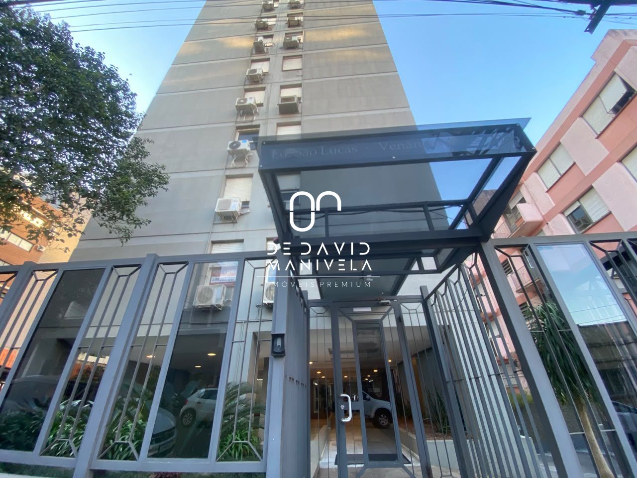 Apartamento semimobiliado Com 3 Dormitórios e 1 vaga de garagem