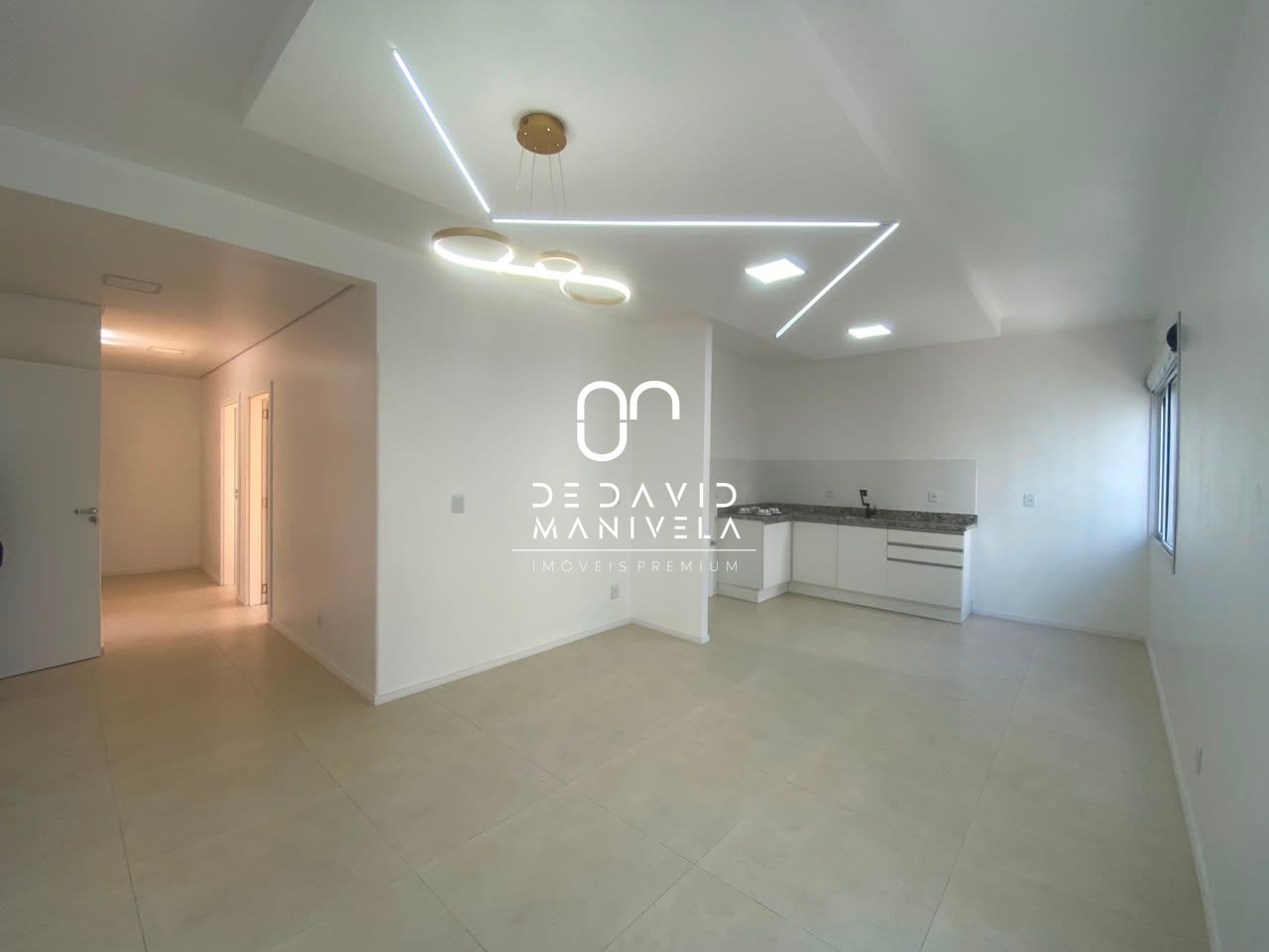 Apartamento semimobiliado com 2 Dormitórios Localizado no bairro Centro,
