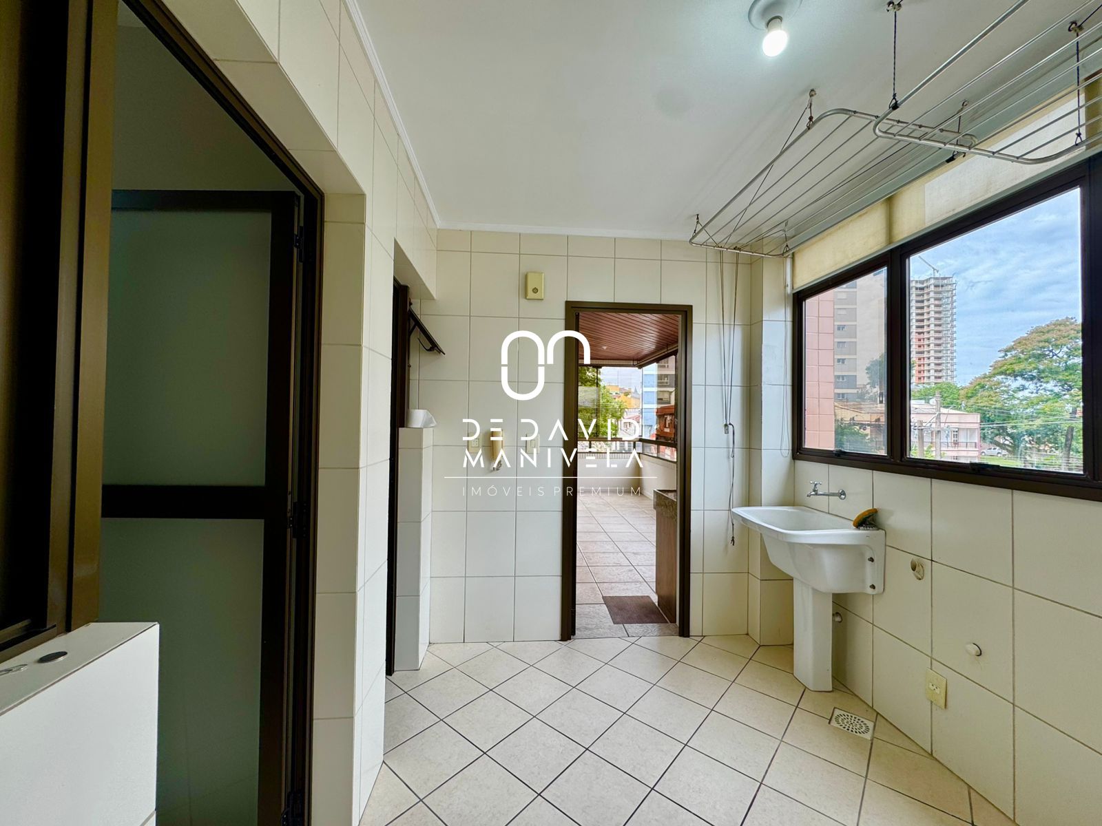 Apartamento semimobiliado, com 3 dormitórios, com 2 vagas de