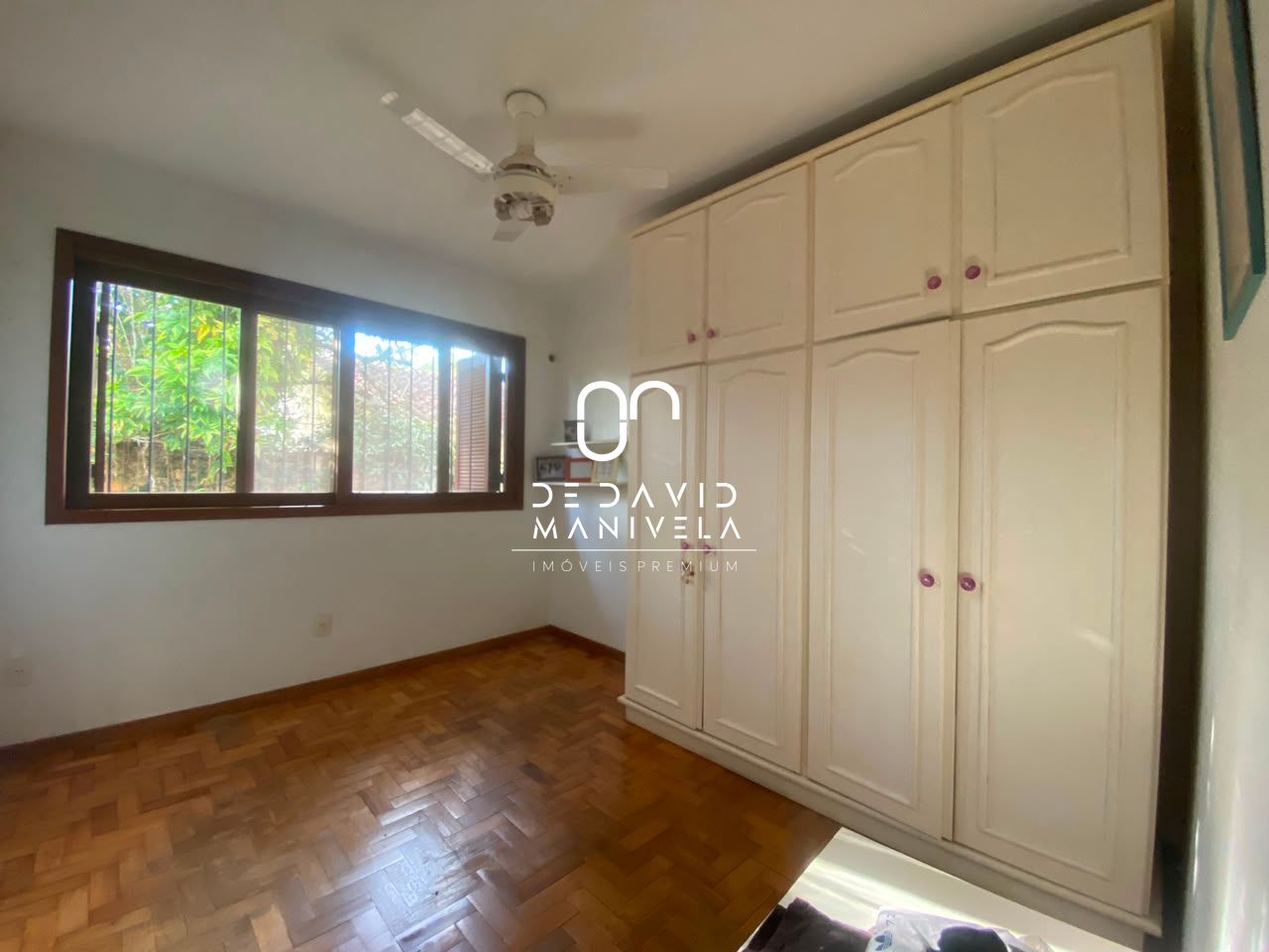 Casa com 4 dormitórios, 2 suítes, 2 vagas de garagem