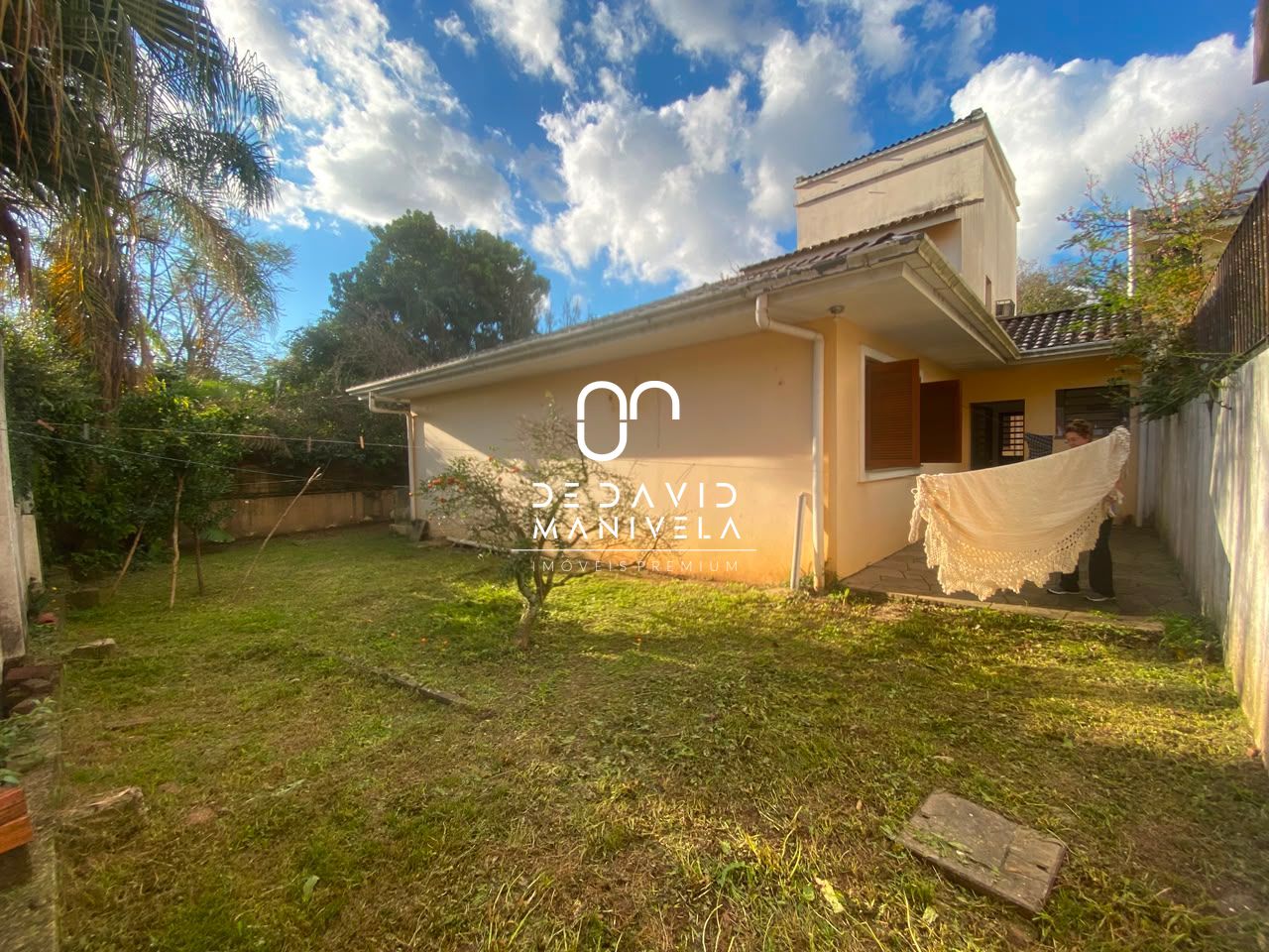 Casa com 4 dormitórios, 2 suítes, 2 vagas de garagem