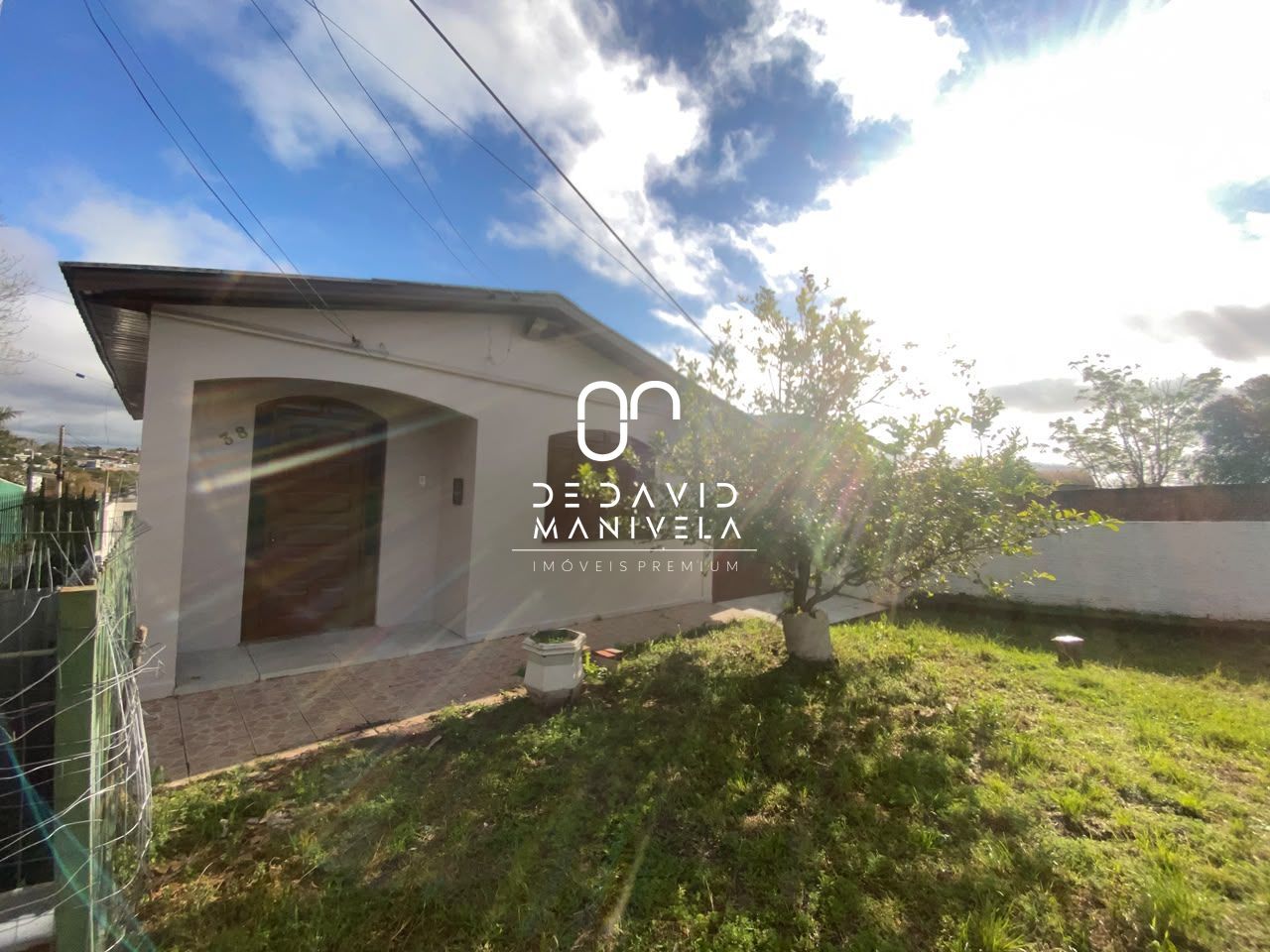 Casa  desocupada Dormitórios 3 e 2 vagas de garagem