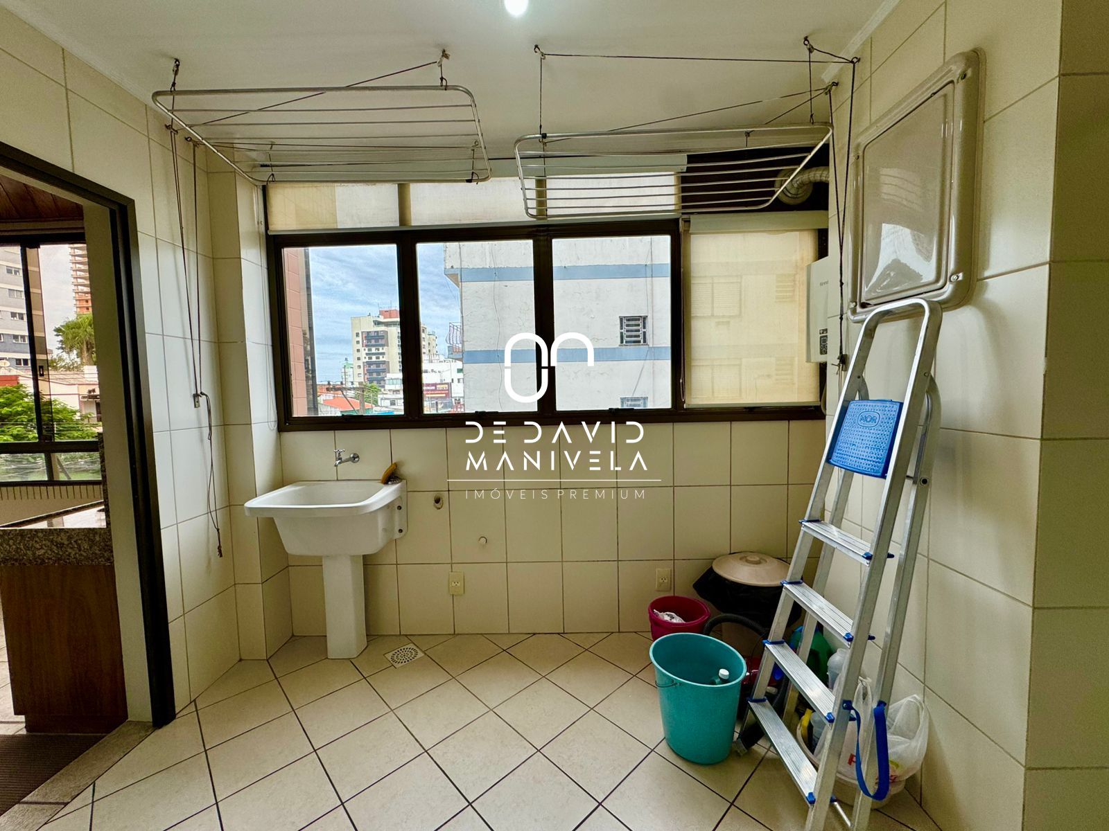 Apartamento semimobiliado, com 3 dormitórios, com 2 vagas de