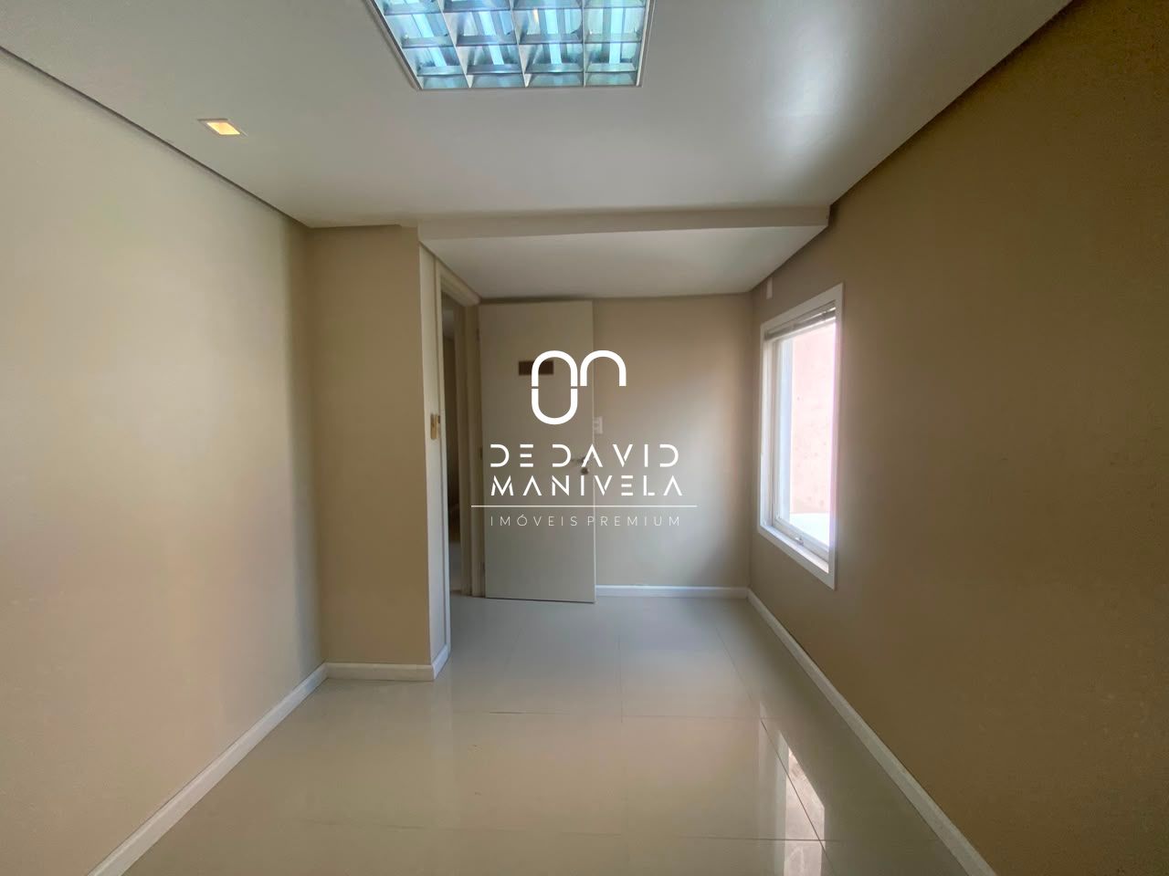 Casa comercial desocupada, semimobiliada, com 7 salas.
