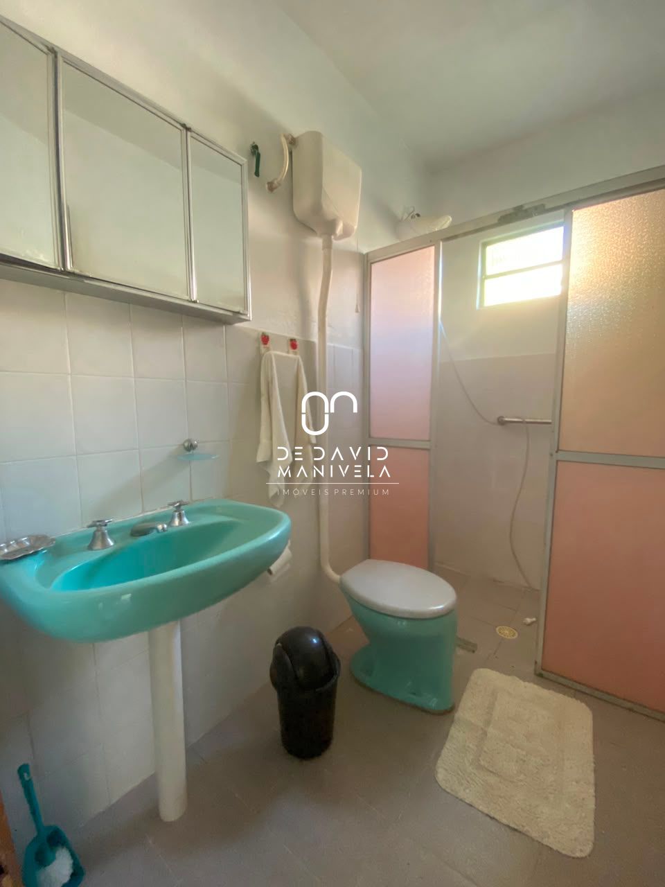 Casa no bairro tancredo neves, com 2 dormitórios, 1 vaga de 