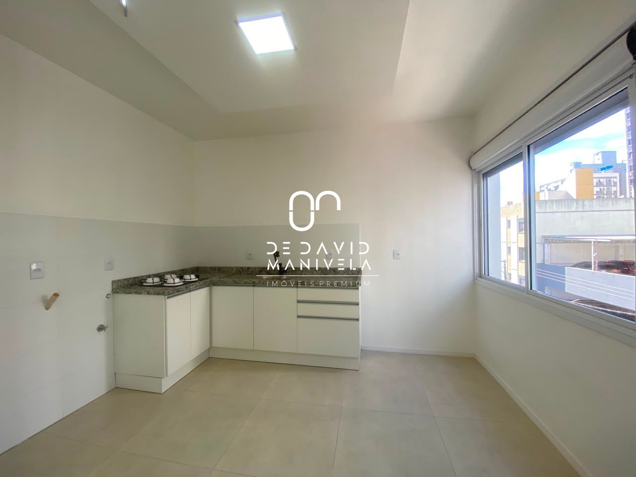 Apartamento semimobiliado com 2 dormitórios localizado no ba
