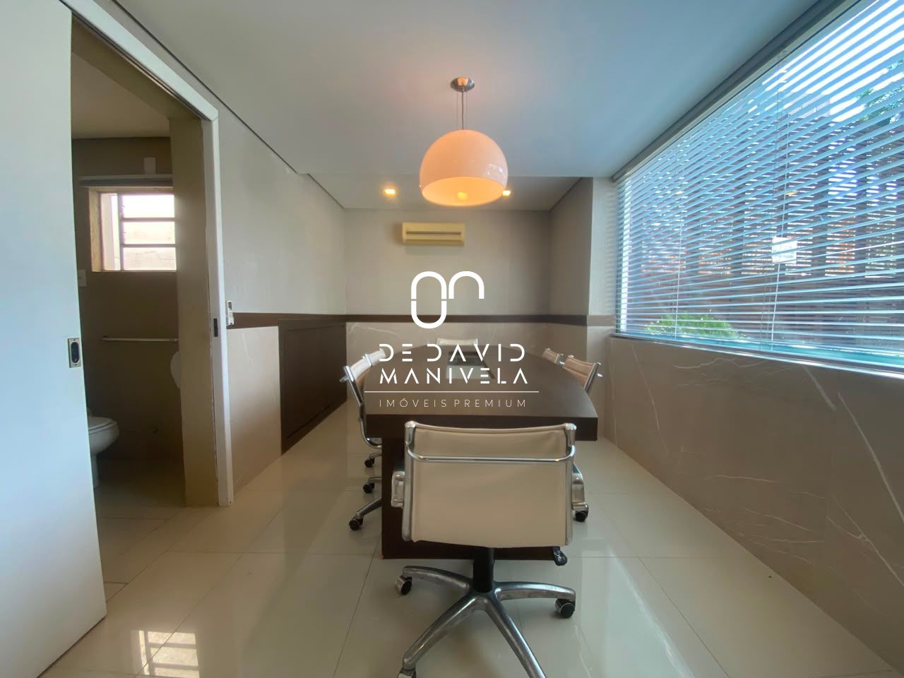 Casa comercial desocupada, semimobiliada, com 7 salas.