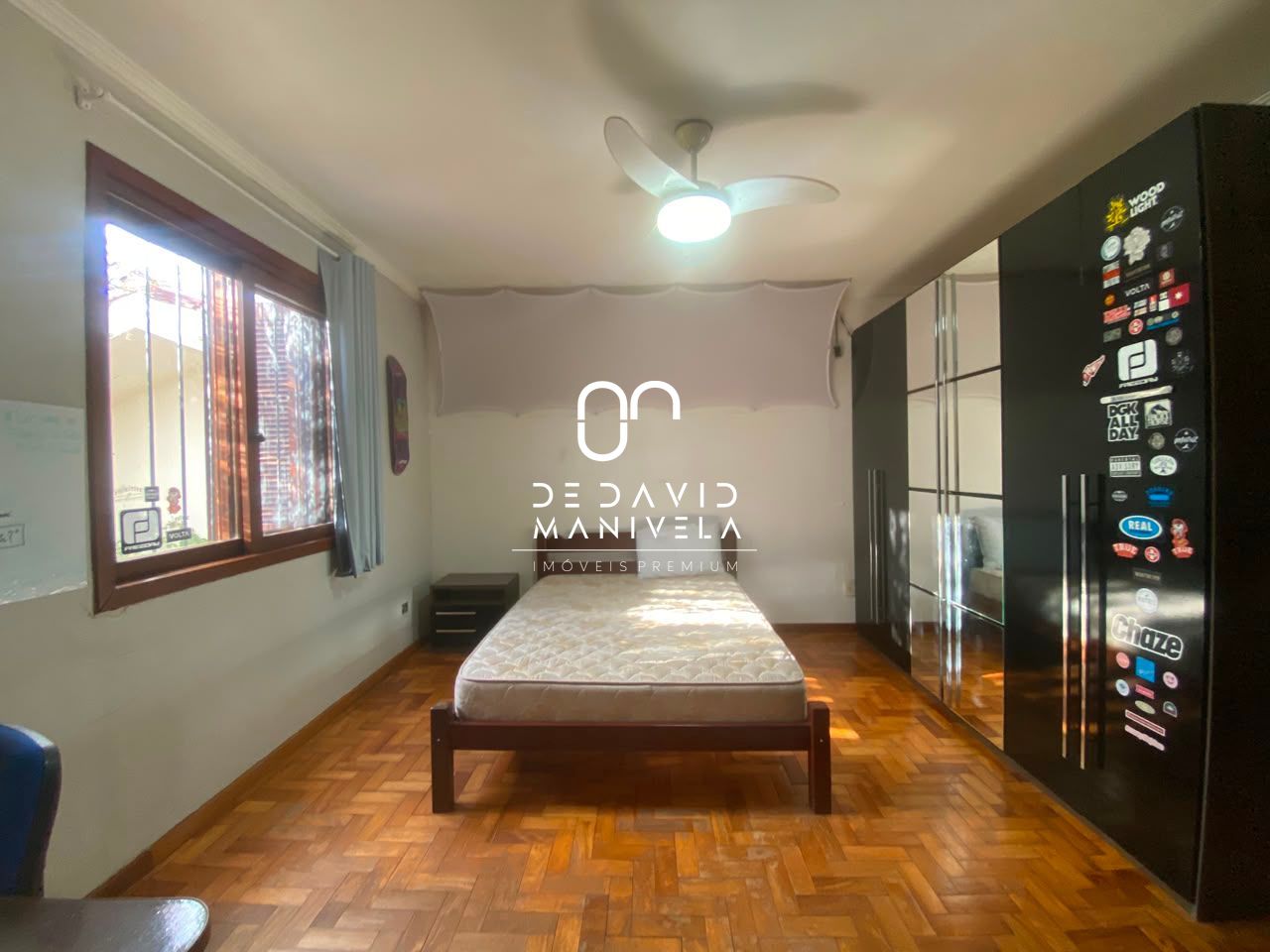 Casa com 4 dormitórios, 2 suítes, 2 vagas de garagem