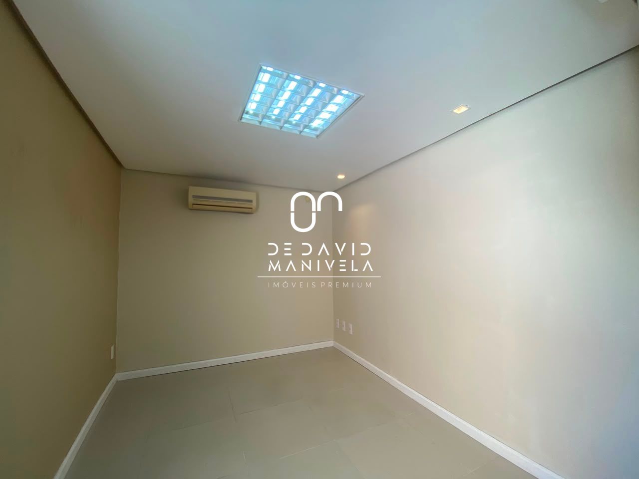 Casa comercial desocupada, semimobiliada, com 7 salas.