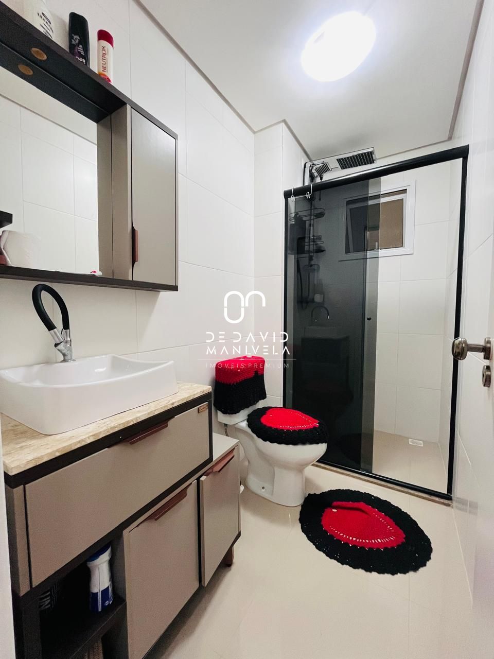 Apartamento 03 dormitorios com vaga de garagem.