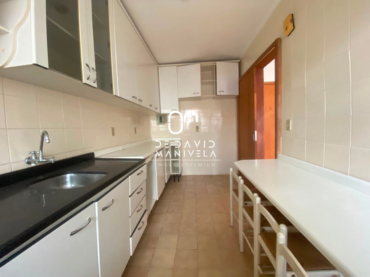 Apartamento semimobiliado com 2 dormitórios