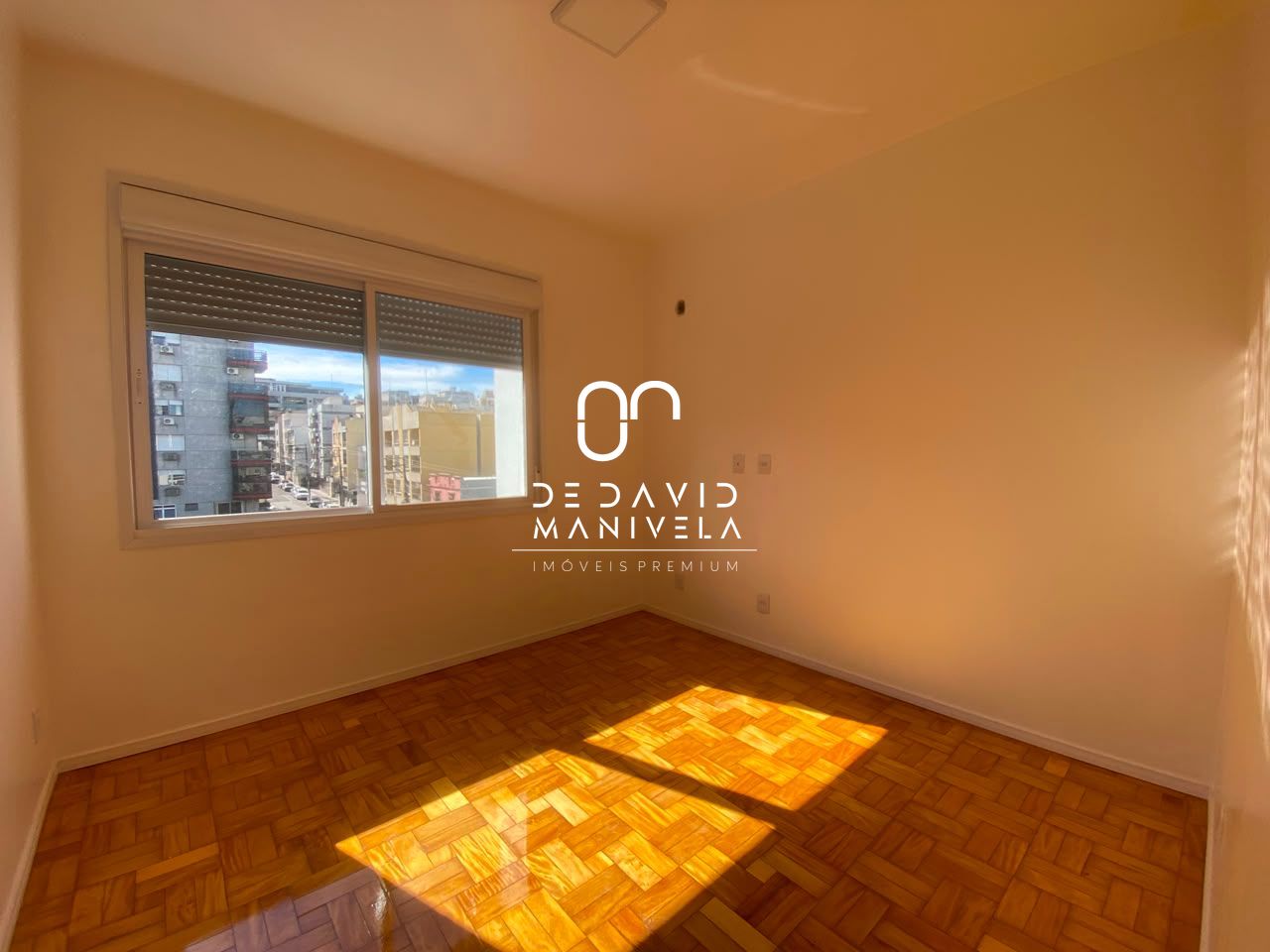 Apartamento semimobiliado com 2 dormitórios localizado no ba