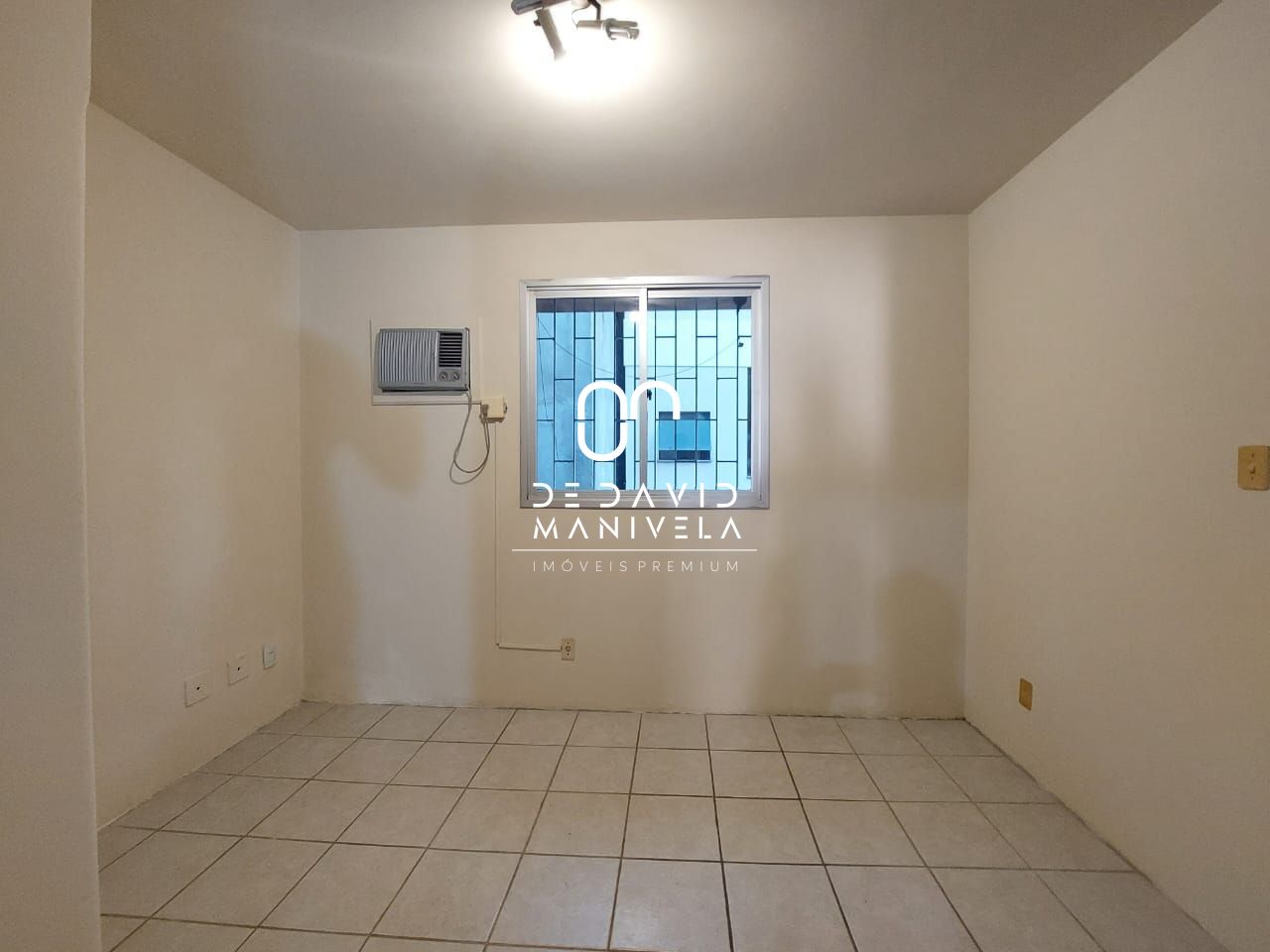 Sobrado dois quartos com móveis planejados.