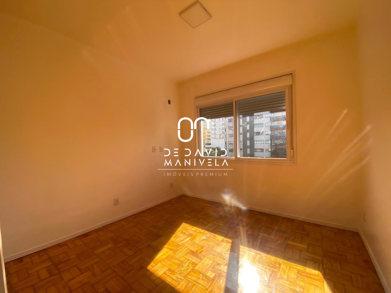 Apartamento semimobiliado com 2 dormitórios localizado no ba