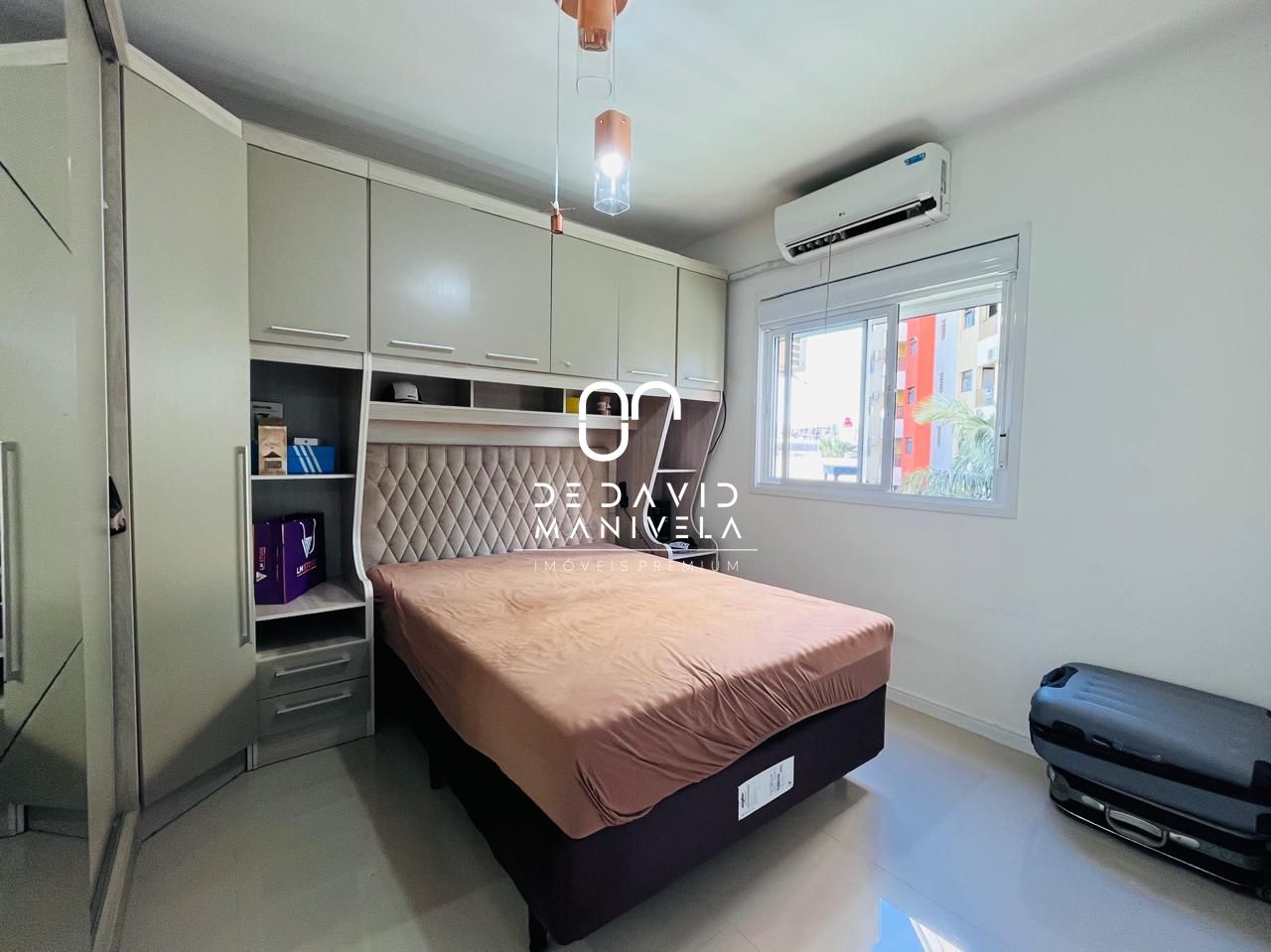 Apartamento 03 dormitorios com vaga de garagem.