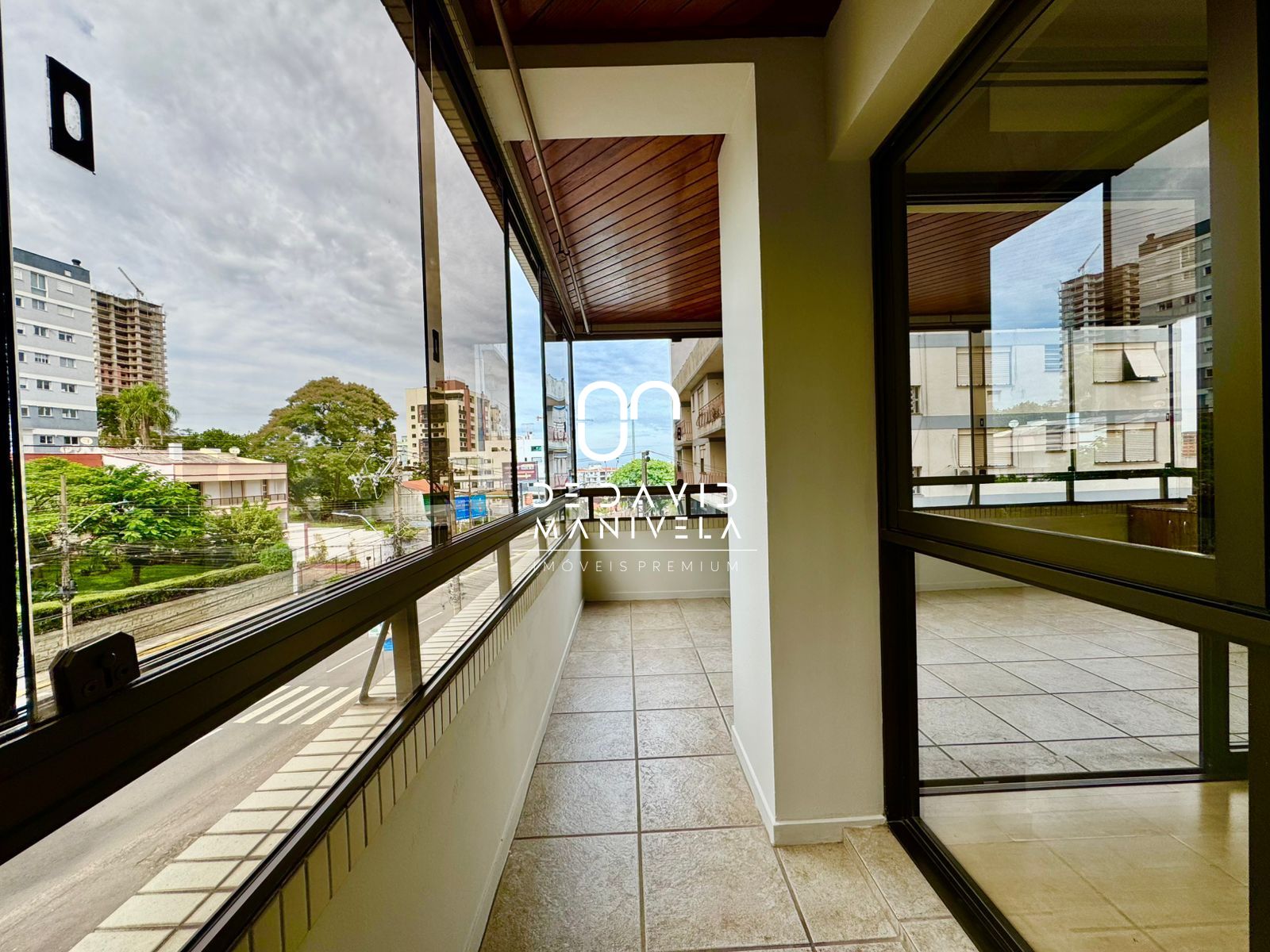 Apartamento semimobiliado, com 3 dormitórios, com 2 vagas de