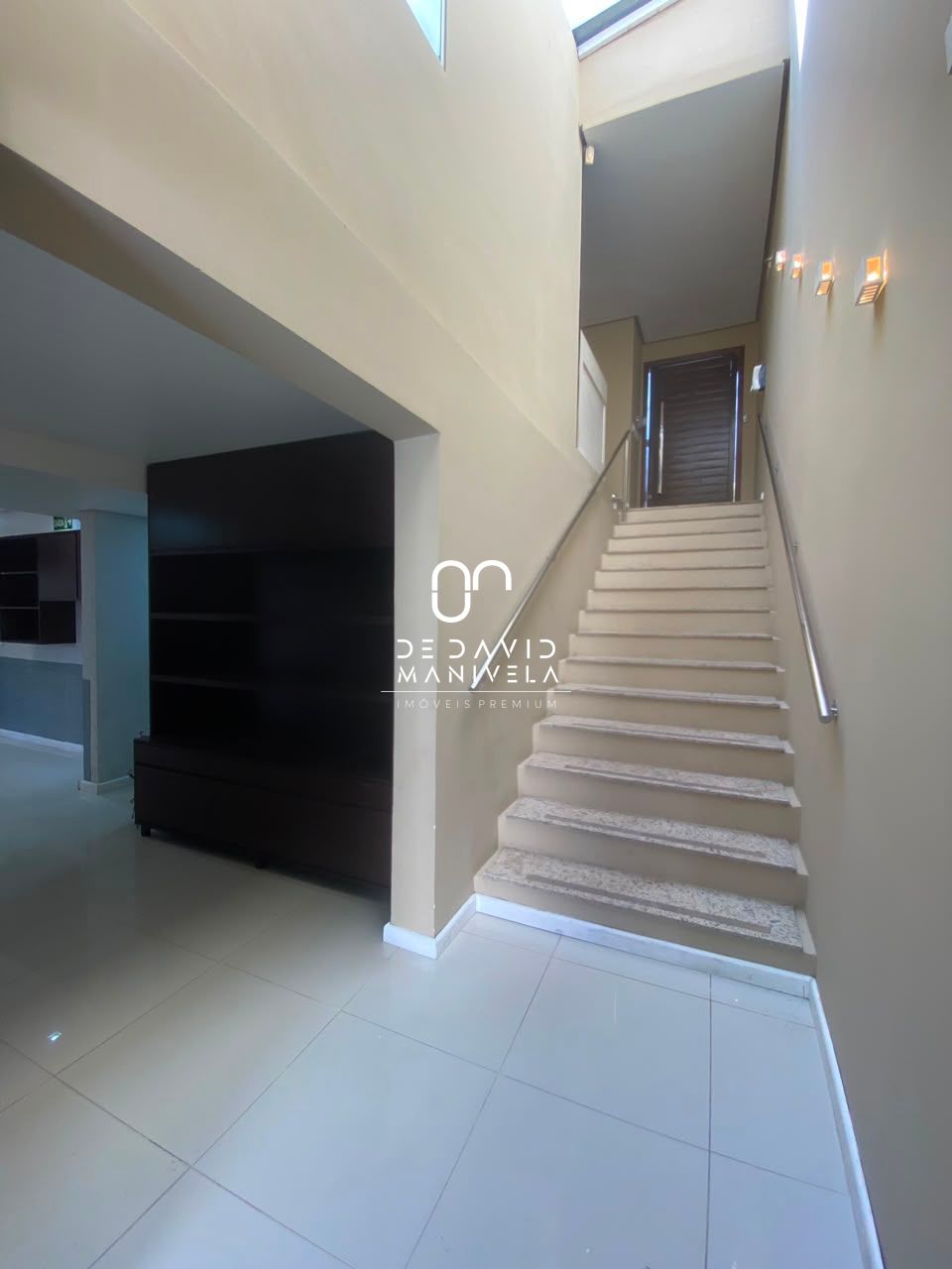 Casa comercial desocupada, semimobiliada, com 7 salas.