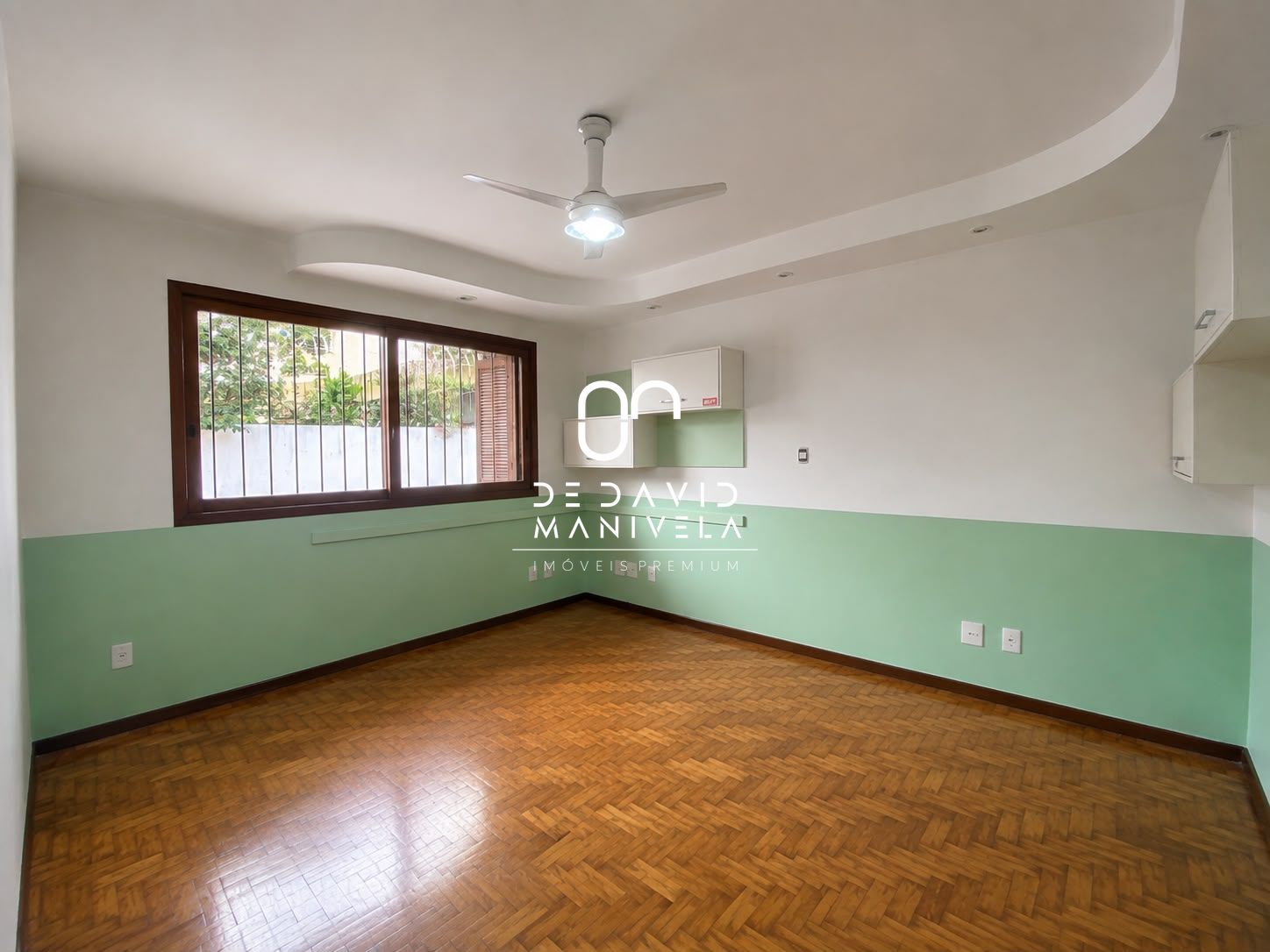 Casa com 4 dormitórios, 2 suítes, 2 vagas de garagem