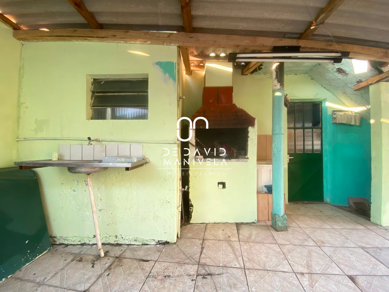 Casa no bairro tancredo neves, com 2 dormitórios, 1 vaga de 