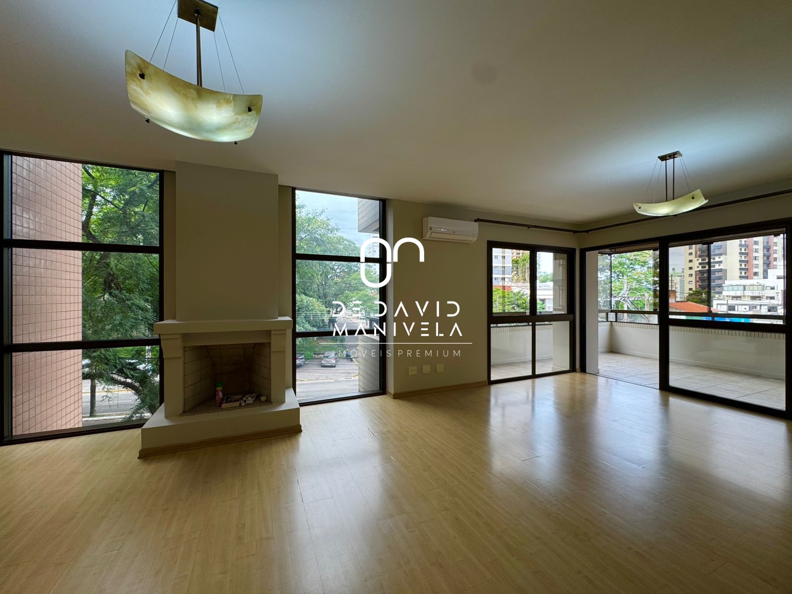 Apartamento semimobiliado, Com 3 dormitórios, com 2 vagas de garagem