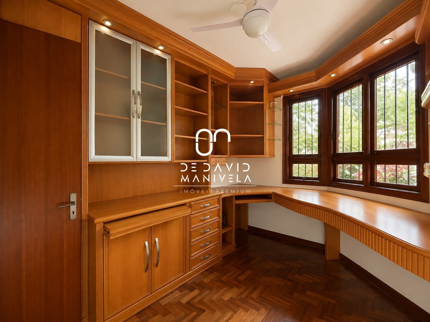 Casa com 4 dormitórios, 2 suítes, 2 vagas de garagem