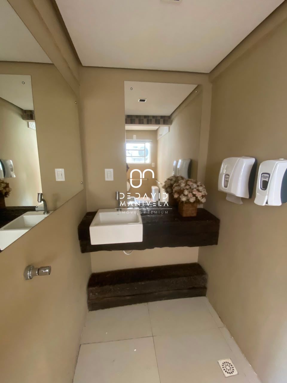 Casa comercial desocupada, semimobiliada, com 7 salas.